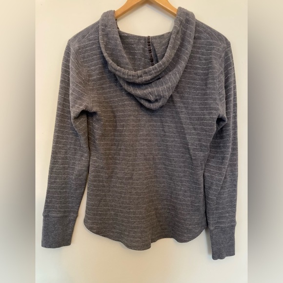 eddie Bauer grey hoodie with thin silver pin stripe running through it. Size M - Picture 5 of 8